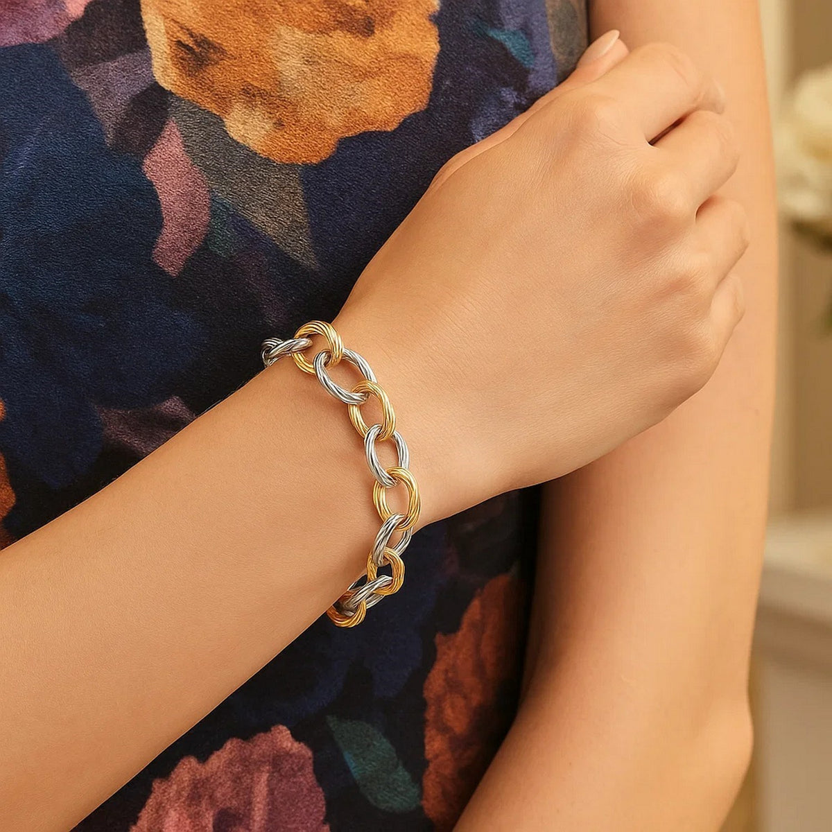 Nicholanti Collection 18k Yellow Gold and 925 Sterling Silver Diamond-Cut Chain Bracelet - back view showing clasp closure