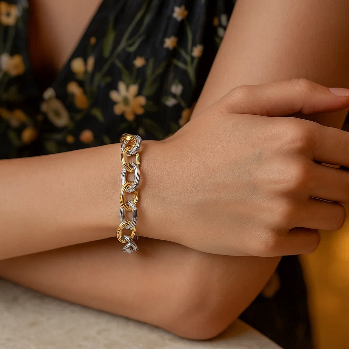 Nicholanti Collection 18k Yellow Gold and 925 Sterling Silver Diamond-Cut Chain Bracelet - close-up of chain detail