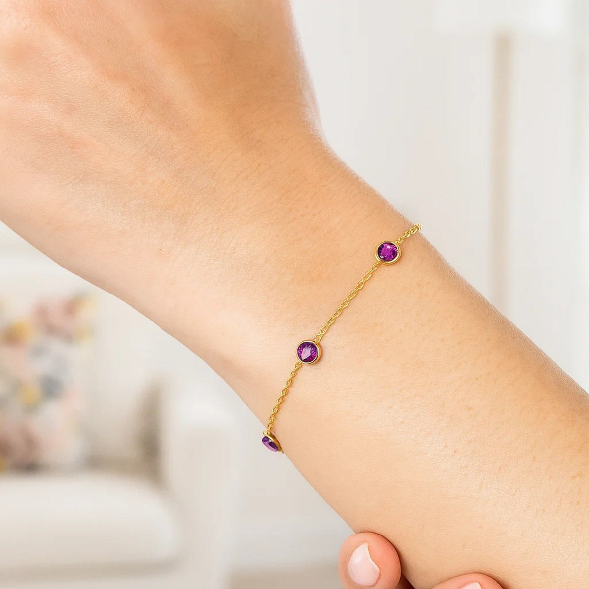 Nicholanti Collection 14k Yellow Gold Pink Sapphire Station Bracelet with Open Cable Chain - close-up of chain detail