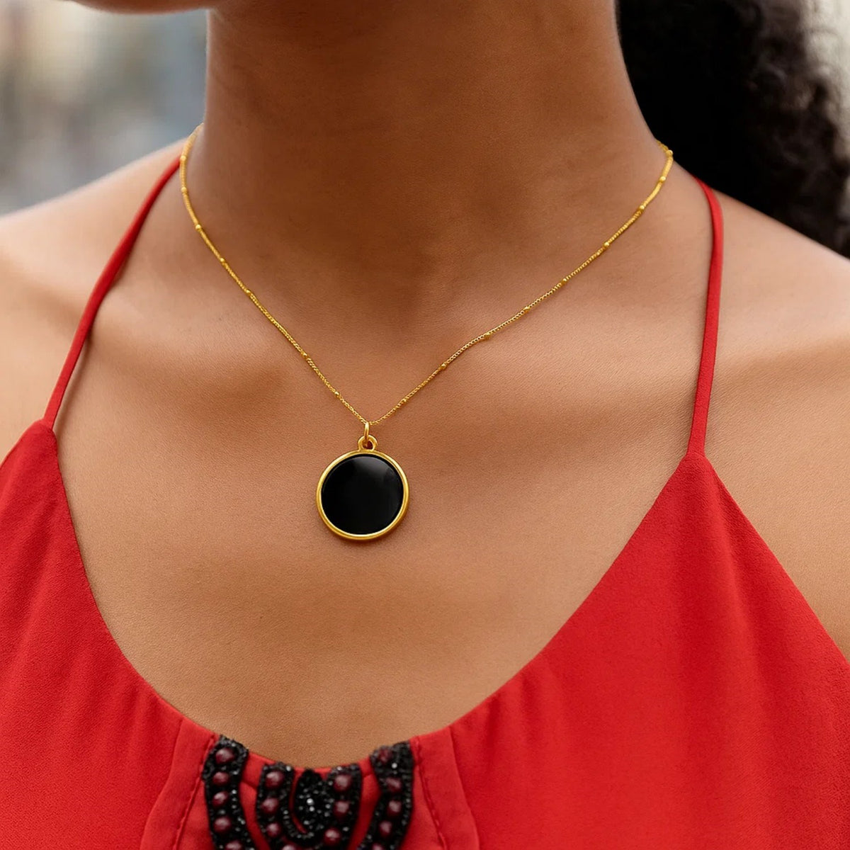 Nicholanti Collection 14k Yellow Gold Onyx Inlay Circle Necklace - close-up of pendant detail