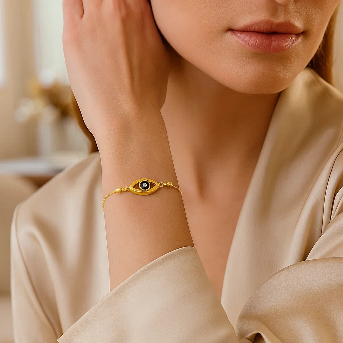 Nicholanti Collection 14k Yellow Gold Adjustable Evil Eye Bracelet (1.00 mm) - close-up of chain detail