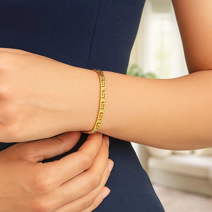 Nicholanti Collection 14k Yellow Gold Greek Fret Design Fancy Bracelet (3.30 mm) - close-up of chain detail