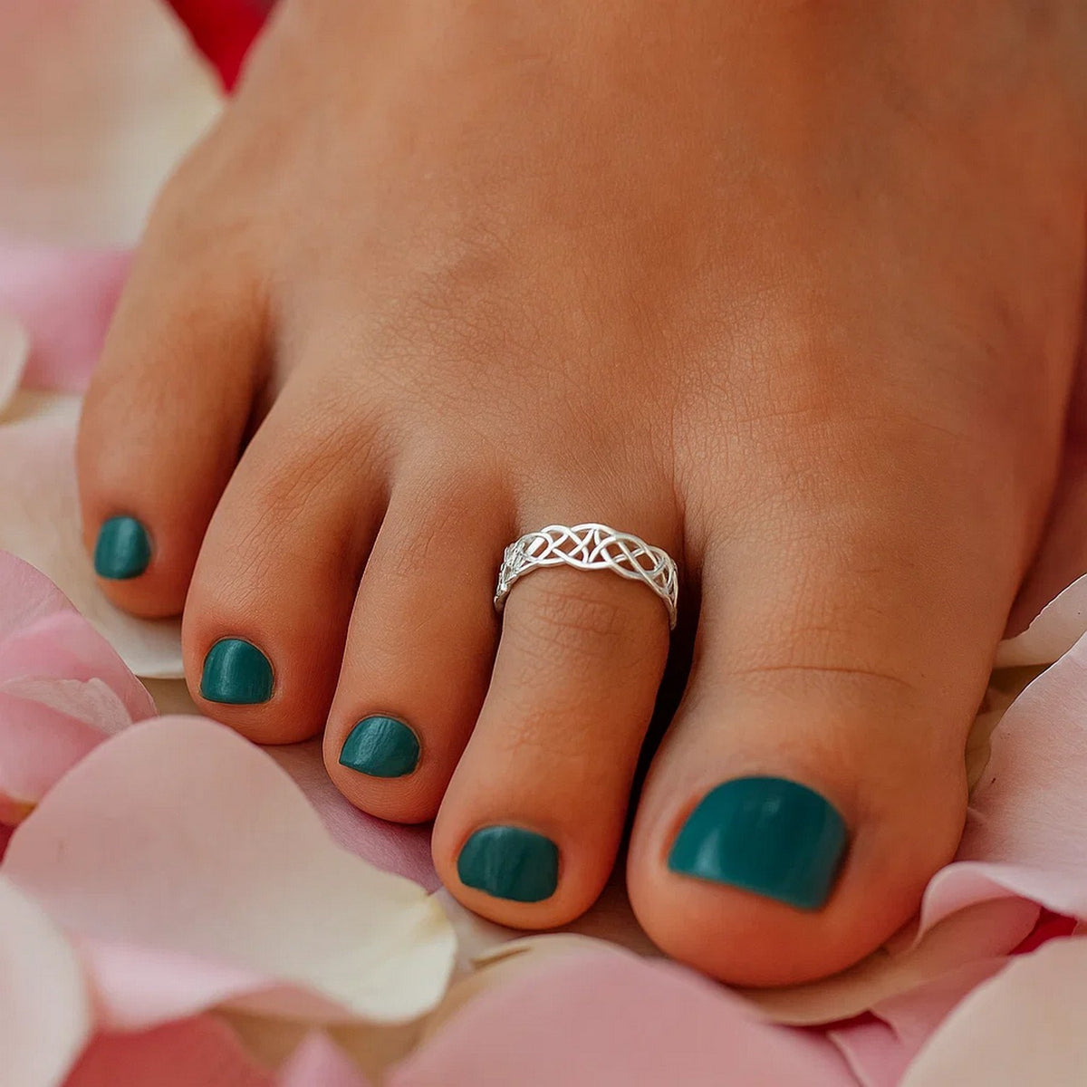Nicholanti Collection 14k White Gold Toe Ring in a Celtic Knot Style - back view showing clasp closure